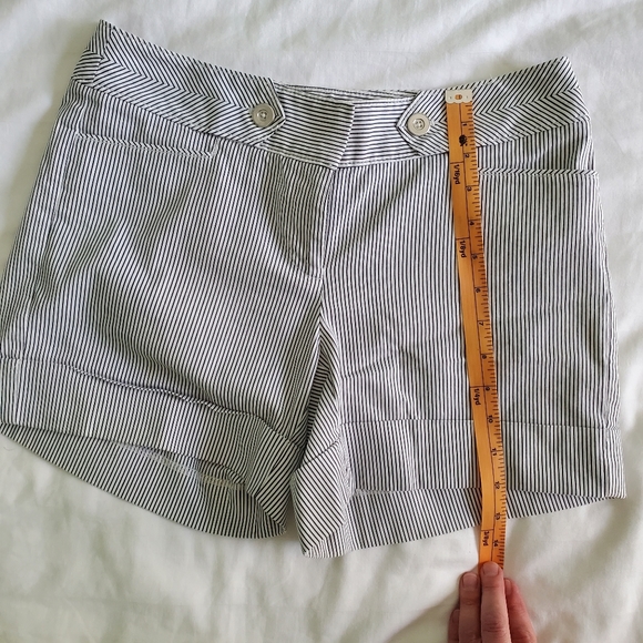 WHBM Career 5-inch shorts - Size 2 - Picture 11 of 12